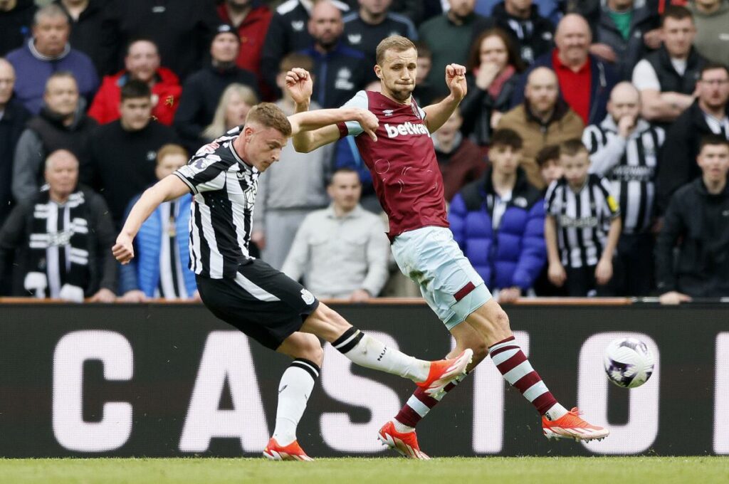 Soi kèo bóng đá Newcastle vs Everton 